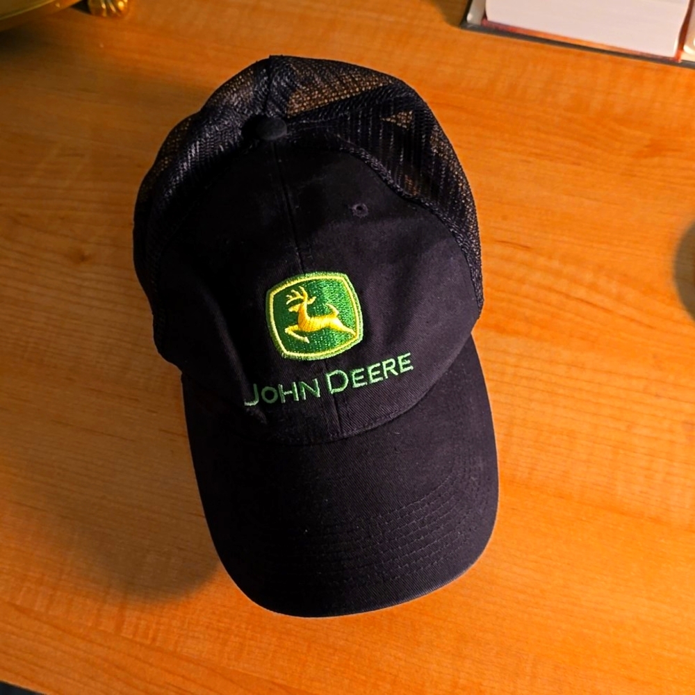 LIKE NEW Youth Black JOHN DEERE Mesh Adjustable Baseball Cap